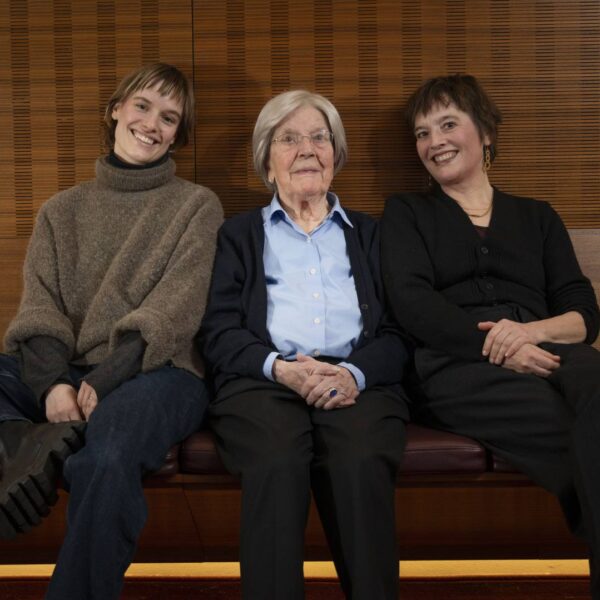 Drei Generationen für Hinz&Kunzt: Stephanie Landa (rechts) mit Tochter Leonie und Mutter Elisabeth Burchard. Foto: Mauricio Bustamante