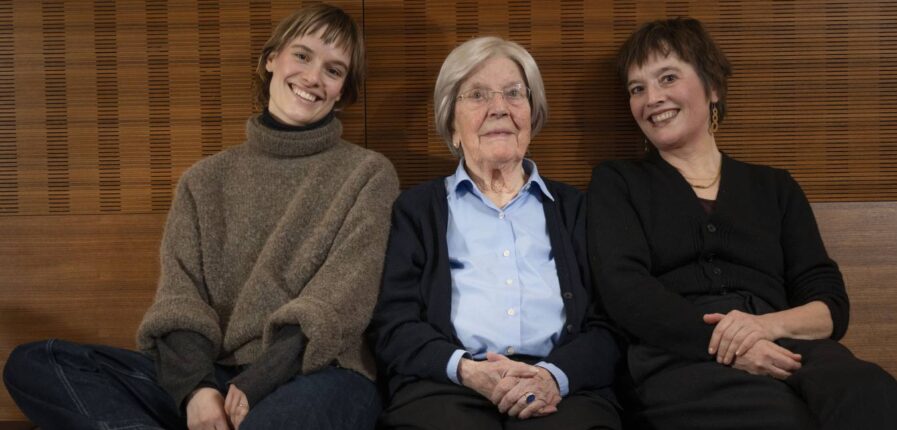 Drei Generationen für Hinz&Kunzt: Stephanie Landa (rechts) mit Tochter Leonie und Mutter Elisabeth Burchard. Foto: Mauricio Bustamante