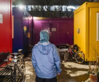 Anders als auf der Straße fühlt sich Bewohnerin Ayda in ihrem Container sicher. Zu ihrem Schutz möchte sie anonym bleiben. Foto: Miguel Ferraz