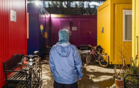 Anders als auf der Straße fühlt sich Bewohnerin Ayda in ihrem Container sicher. Zu ihrem Schutz möchte sie anonym bleiben. Foto: Miguel Ferraz