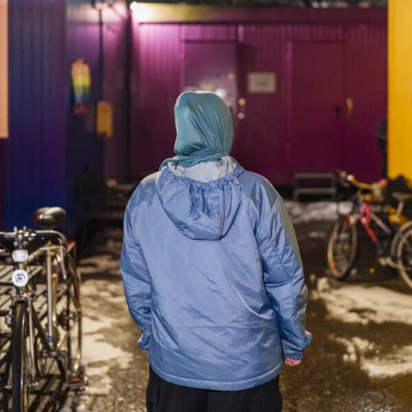 Anders als auf der Straße fühlt sich Bewohnerin Ayda in ihrem Container sicher. Zu ihrem Schutz möchte sie anonym bleiben. Foto: Miguel Ferraz