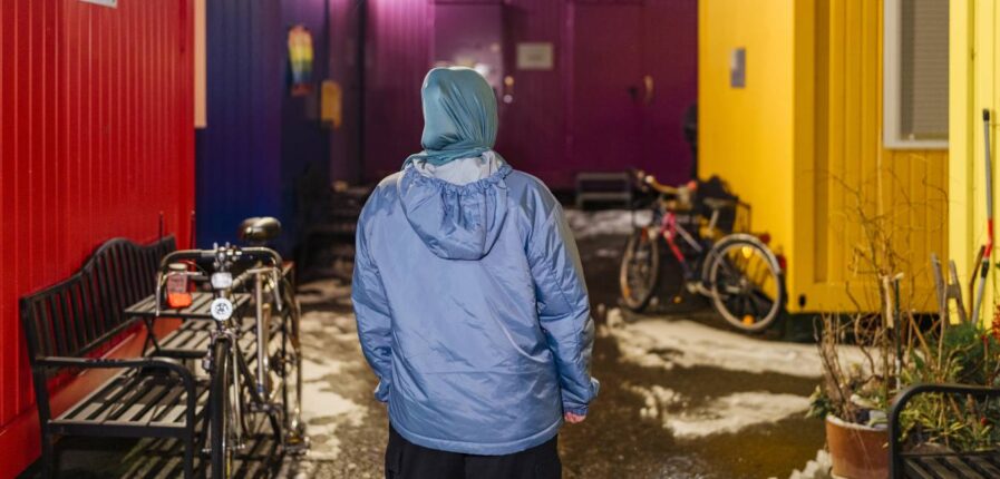 Anders als auf der Straße fühlt sich Bewohnerin Ayda in ihrem Container sicher. Zu ihrem Schutz möchte sie anonym bleiben. Foto: Miguel Ferraz