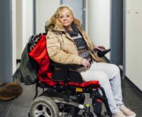 Wenn Marion O. ihre Wohnung verlässt, ist sie auf einen Rollstuhl angewiesen. Foto: Miguel Ferraz