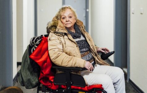 Wenn Marion O. ihre Wohnung verlässt, ist sie auf einen Rollstuhl angewiesen. Foto: Miguel Ferraz