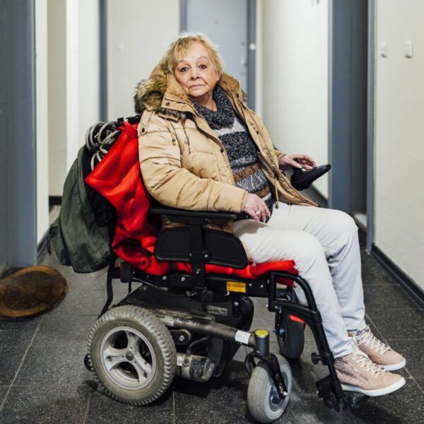 Wenn Marion O. ihre Wohnung verlässt, ist sie auf einen Rollstuhl angewiesen. Foto: Miguel Ferraz