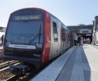 Eine U-Bahn der Linie U3 an den Hamburger Landungsbrücken