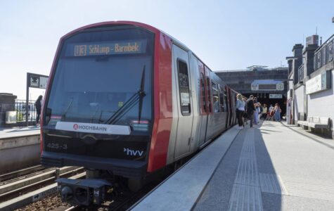Eine U-Bahn der Linie U3 an den Hamburger Landungsbrücken