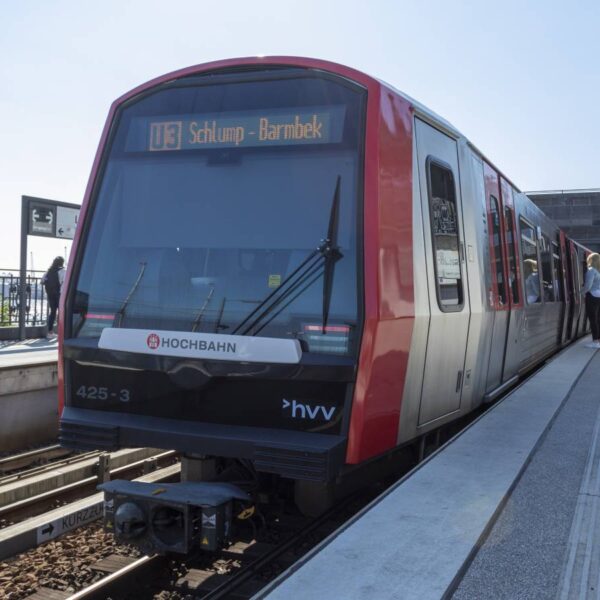 Eine U-Bahn der Linie U3 an den Hamburger Landungsbrücken