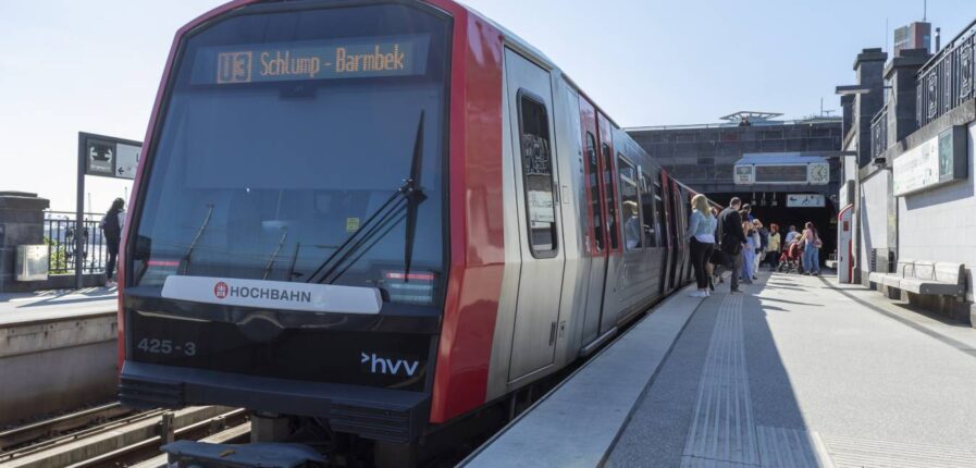 Eine U-Bahn der Linie U3 an den Hamburger Landungsbrücken