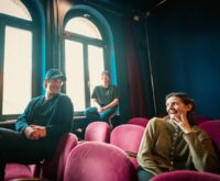 Malte Rollbühler, Anne Fiehn und Eva Kirsch (von links) teilen sich die Kurationsarbeit mit zwölf weiteren Dokumentarfilm-Fans. Foto: Dmitrij Leltschuk