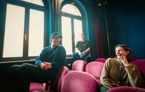 Malte Rollbühler, Anne Fiehn und Eva Kirsch (von links) teilen sich die Kurationsarbeit mit zwölf weiteren Dokumentarfilm-Fans. Foto: Dmitrij Leltschuk