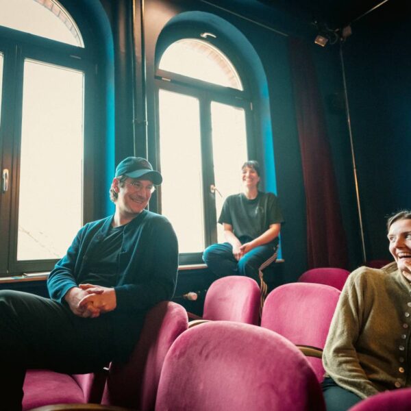 Malte Rollbühler, Anne Fiehn und Eva Kirsch (von links) teilen sich die Kurationsarbeit mit zwölf weiteren Dokumentarfilm-Fans. Foto: Dmitrij Leltschuk