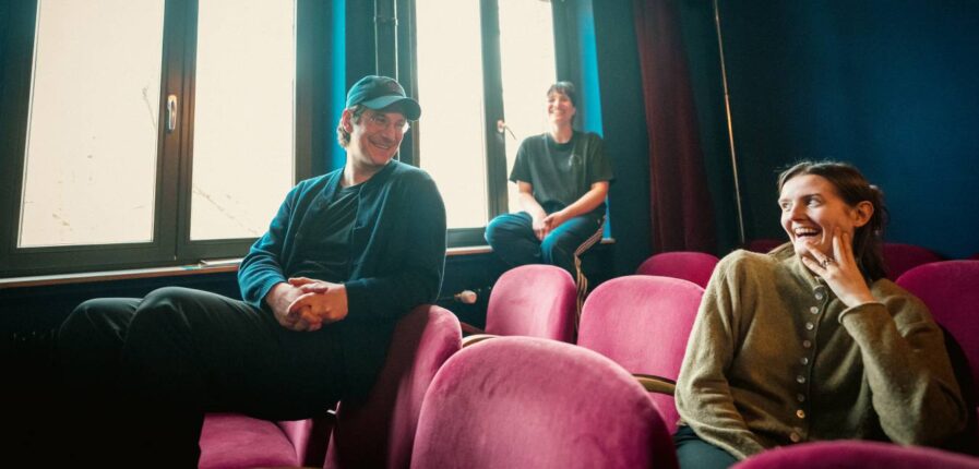 Malte Rollbühler, Anne Fiehn und Eva Kirsch (von links) teilen sich die Kurationsarbeit mit zwölf weiteren Dokumentarfilm-Fans. Foto: Dmitrij Leltschuk