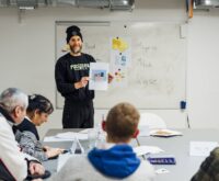 Benjamin Key bringt Hinz&Kunzt-Verkäufer:innen die deutsche Sprache näher. Foto: Miguel Ferraz