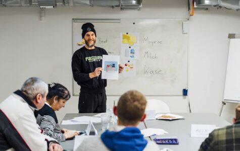 Benjamin Key bringt Hinz&Kunzt-Verkäufer:innen die deutsche Sprache näher. Foto: Miguel Ferraz