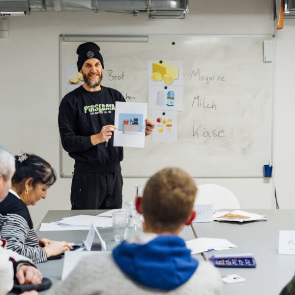Benjamin Key bringt Hinz&Kunzt-Verkäufer:innen die deutsche Sprache näher. Foto: Miguel Ferraz
