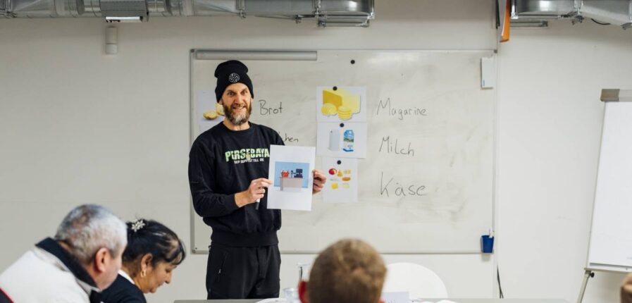 Benjamin Key bringt Hinz&Kunzt-Verkäufer:innen die deutsche Sprache näher. Foto: Miguel Ferraz