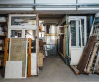 Ein Lagerraum mit vielen alten Türen und Fenstern