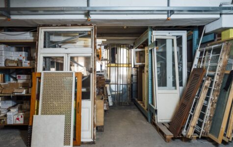 Ein Lagerraum mit vielen alten Türen und Fenstern