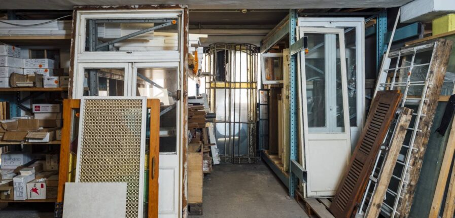 Ein Lagerraum mit vielen alten Türen und Fenstern