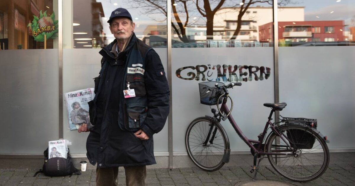 So kannte ihn seine Kundschaft: Fred auf seinem Stammplatz vor Denns Biomarkt in Ahrensburg. Foto: Mauricio Bustamante