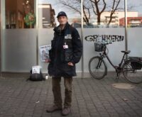 So kannte ihn seine Kundschaft: Fred auf seinem Stammplatz vor Denns Biomarkt in Ahrensburg. Foto: Mauricio Bustamante
