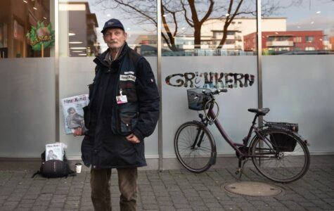 So kannte ihn seine Kundschaft: Fred auf seinem Stammplatz vor Denns Biomarkt in Ahrensburg. Foto: Mauricio Bustamante
