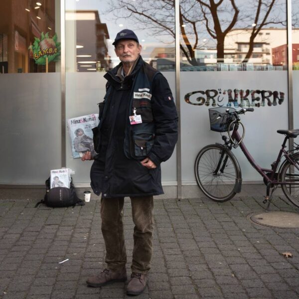 So kannte ihn seine Kundschaft: Fred auf seinem Stammplatz vor Denns Biomarkt in Ahrensburg. Foto: Mauricio Bustamante