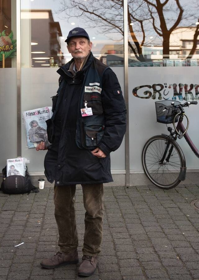 So kannte ihn seine Kundschaft: Fred auf seinem Stammplatz vor Denns Biomarkt in Ahrensburg. Foto: Mauricio Bustamante
