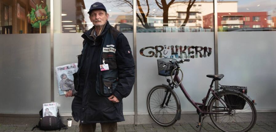 So kannte ihn seine Kundschaft: Fred auf seinem Stammplatz vor Denns Biomarkt in Ahrensburg. Foto: Mauricio Bustamante