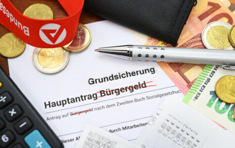 Ein Antrag auf Bürgergeld, auf dem das Wort "Bürgergeld" durchgestrichen ist. Darüber steht "Grundsicherung".