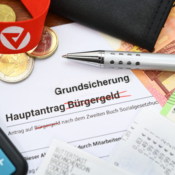 Ein Antrag auf Bürgergeld, auf dem das Wort "Bürgergeld" durchgestrichen ist. Darüber steht "Grundsicherung".