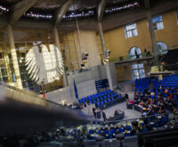 Der Plenarsaal des Bundestags im Abendlicht