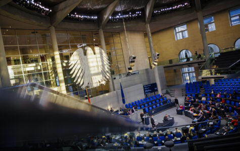 Der Plenarsaal des Bundestags im Abendlicht