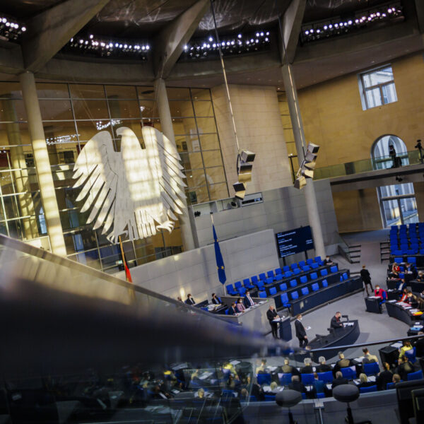 Der Plenarsaal des Bundestags im Abendlicht