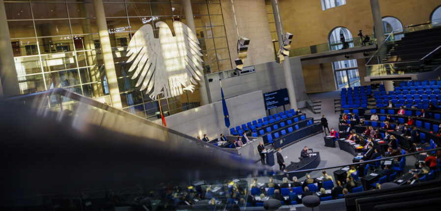Der Plenarsaal des Bundestags im Abendlicht