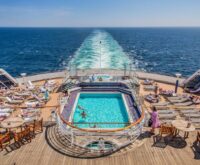 Den Gästen soll es auf einer Kreuzfahrt an nichts fehlen. Der Preis, den Beschäftigte dafür bezahlen, ist oft hoch. Foto: picture alliance/imageBROKER