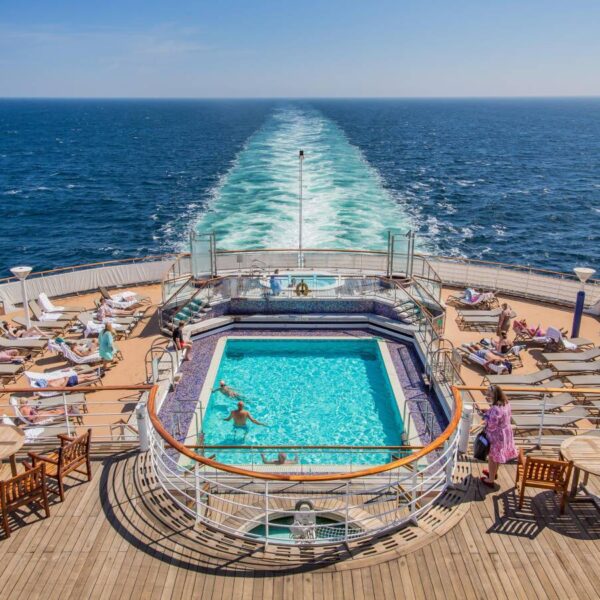 Den Gästen soll es auf einer Kreuzfahrt an nichts fehlen. Der Preis, den Beschäftigte dafür bezahlen, ist oft hoch. Foto: picture alliance/imageBROKER