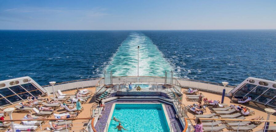 Den Gästen soll es auf einer Kreuzfahrt an nichts fehlen. Der Preis, den Beschäftigte dafür bezahlen, ist oft hoch. Foto: picture alliance/imageBROKER