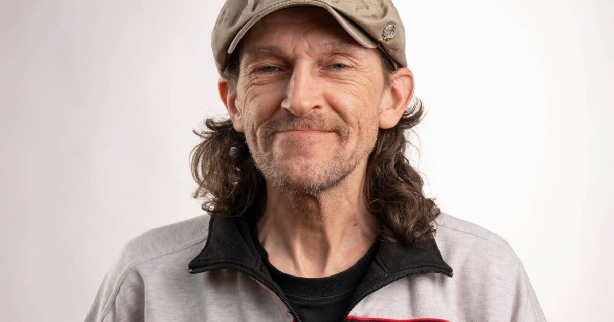 Für die Zukunft wünscht sich Volker eine altersgerechte Wohnung, damit er dort auch leben kann, wenn die körperlichen Beschwerden zunehmen. Foto: Mauricio Bustamante