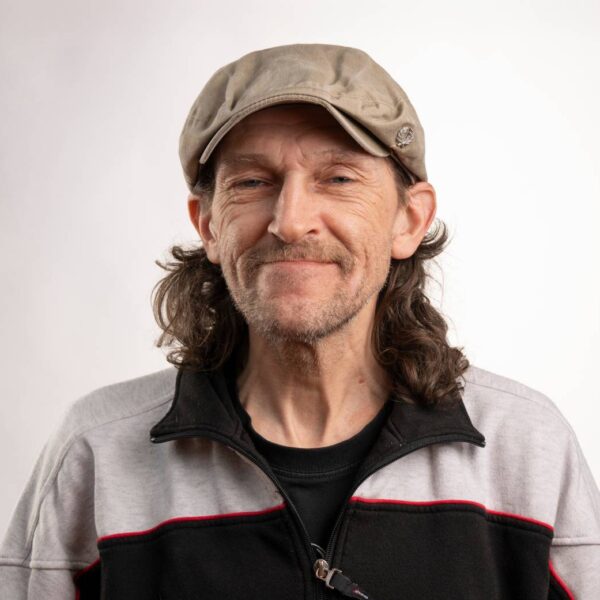 Für die Zukunft wünscht sich Volker eine altersgerechte Wohnung, damit er dort auch leben kann, wenn die körperlichen Beschwerden zunehmen. Foto: Mauricio Bustamante