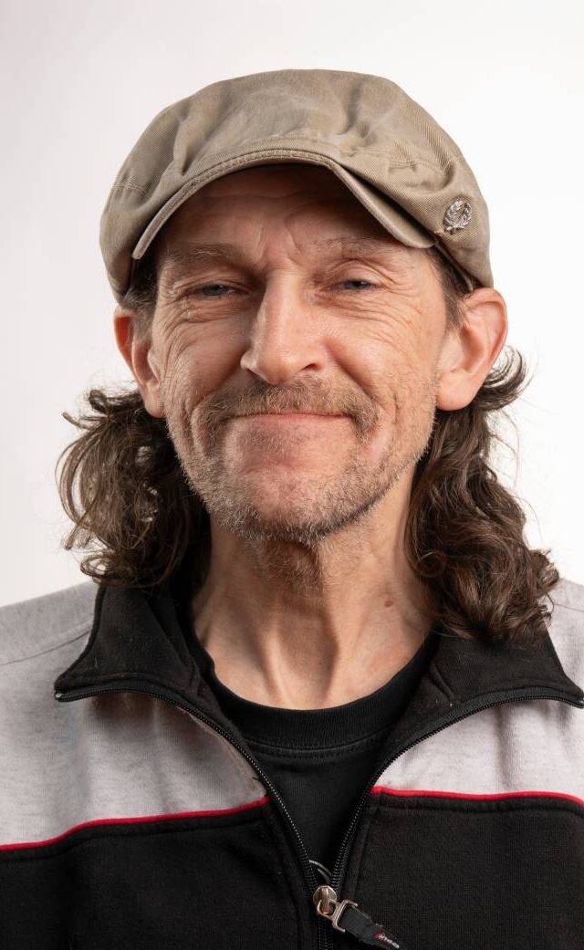 Für die Zukunft wünscht sich Volker eine altersgerechte Wohnung, damit er dort auch leben kann, wenn die körperlichen Beschwerden zunehmen. Foto: Mauricio Bustamante