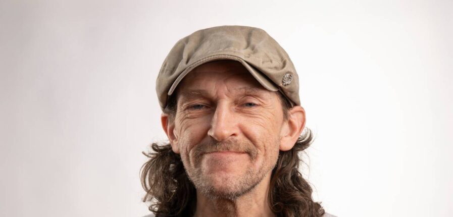 Für die Zukunft wünscht sich Volker eine altersgerechte Wohnung, damit er dort auch leben kann, wenn die körperlichen Beschwerden zunehmen. Foto: Mauricio Bustamante