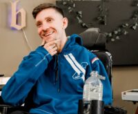 Schon als Kind liebte Faith Deutschrap. Doch erst nach seinem Unfall begann er, selbst Musik zu machen. Foto: Mauricio Bustamante