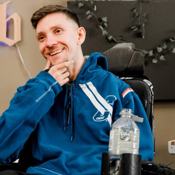 Schon als Kind liebte Faith Deutschrap. Doch erst nach seinem Unfall begann er, selbst Musik zu machen. Foto: Mauricio Bustamante