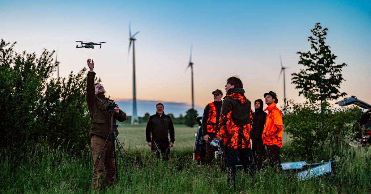 Jägergruppe Feldeck im Einsatz: Sven Böttcher lässt die Drohne fliegen, Christoph Jahnke (dritter von links) hat die Helfenden zusammengetrommelt. Foto: Dmitrij Leltschuk