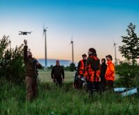 Jägergruppe Feldeck im Einsatz: Sven Böttcher lässt die Drohne fliegen, Christoph Jahnke (dritter von links) hat die Helfenden zusammengetrommelt. Foto: Dmitrij Leltschuk