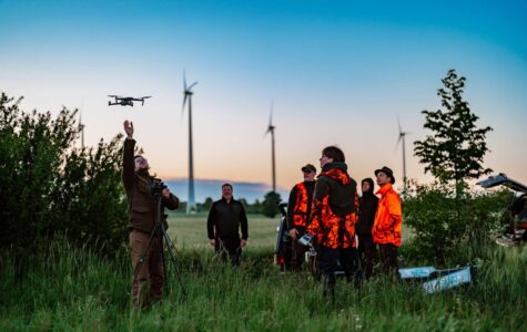 Jägergruppe Feldeck im Einsatz: Sven Böttcher lässt die Drohne fliegen, Christoph Jahnke (dritter von links) hat die Helfenden zusammengetrommelt. Foto: Dmitrij Leltschuk