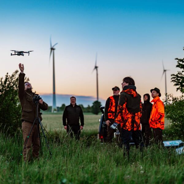 Jägergruppe Feldeck im Einsatz: Sven Böttcher lässt die Drohne fliegen, Christoph Jahnke (dritter von links) hat die Helfenden zusammengetrommelt. Foto: Dmitrij Leltschuk