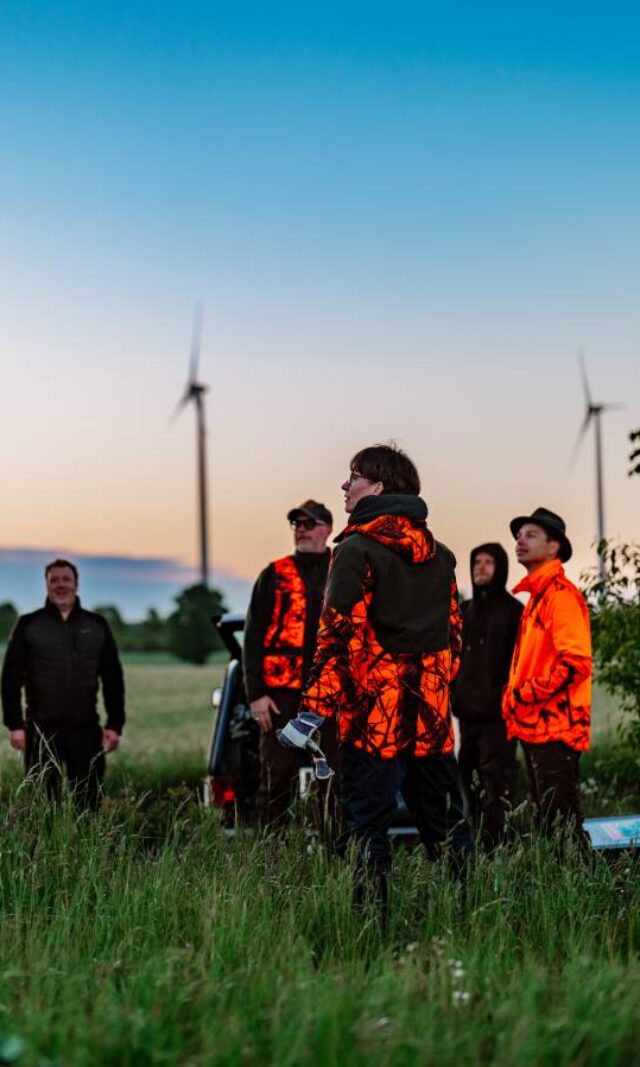 Jägergruppe Feldeck im Einsatz: Sven Böttcher lässt die Drohne fliegen, Christoph Jahnke (dritter von links) hat die Helfenden zusammengetrommelt. Foto: Dmitrij Leltschuk